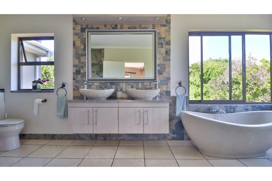 6 Bedroom Property for Sale in Lovemore Park Eastern Cape
